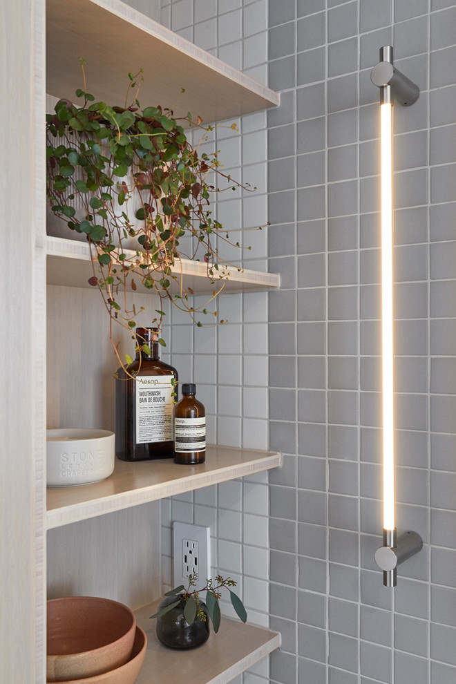 Esempio di una stanza da bagno padronale moderna di medie dimensioni con ante lisce, ante in legno chiaro, piastrelle multicolore, piastrelle a mosaico, top in legno e top grigio
