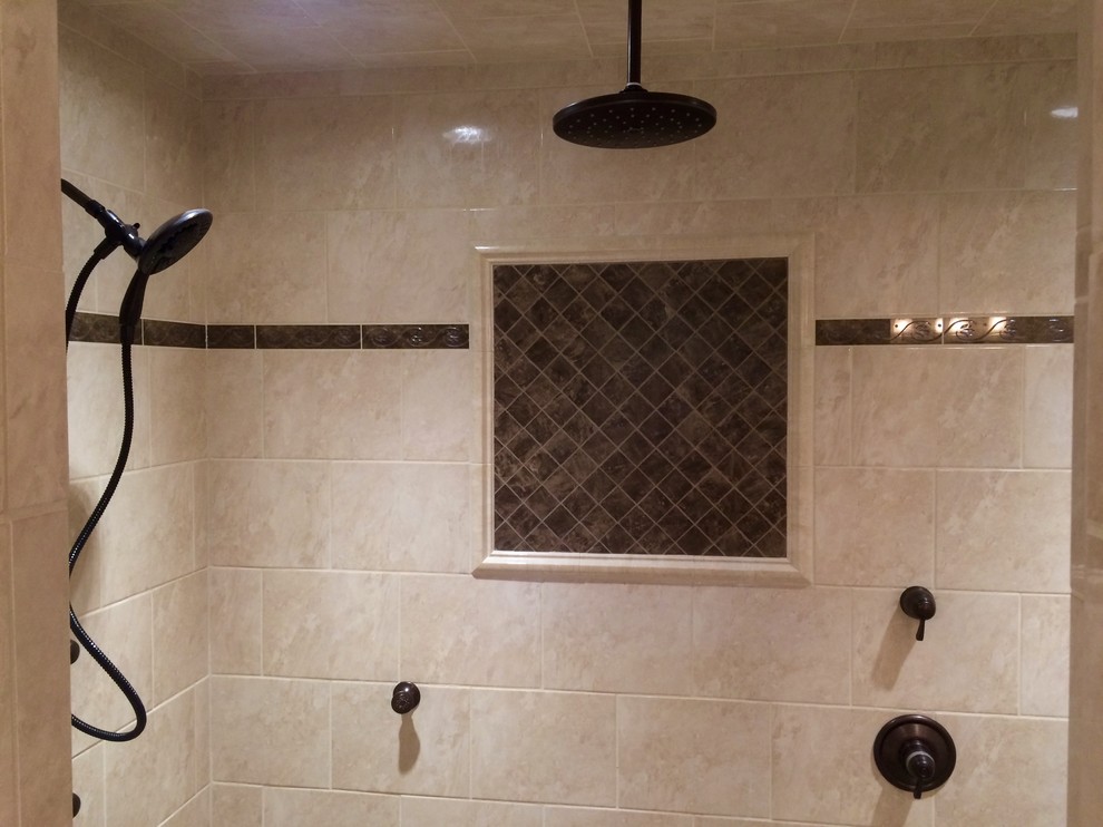 Свежая идея для дизайна: большая главная ванная комната в современном стиле с душем в нише, бежевой плиткой, коричневой плиткой, каменной плиткой, бежевыми стенами и полом из керамогранита - отличное фото интерьера