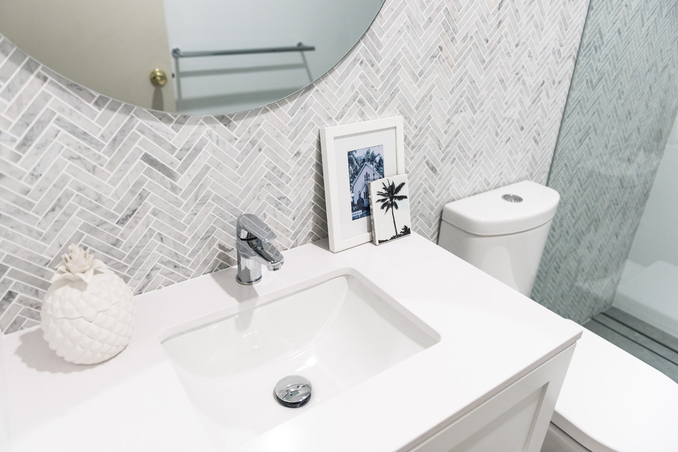 Inredning av ett shabby chic-inspirerat litet vit vitt en-suite badrum, med skåp i shakerstil, vita skåp, en öppen dusch, en toalettstol med hel cisternkåpa, flerfärgad kakel, mosaik, flerfärgade väggar, klinkergolv i porslin, ett undermonterad handfat, bänkskiva i akrylsten, grått golv och med dusch som är öppen