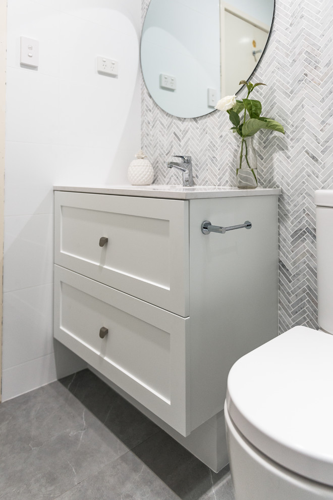 Idéer för små shabby chic-inspirerade vitt en-suite badrum, med skåp i shakerstil, vita skåp, en öppen dusch, en toalettstol med hel cisternkåpa, flerfärgad kakel, mosaik, flerfärgade väggar, klinkergolv i porslin, ett undermonterad handfat, bänkskiva i akrylsten, grått golv och med dusch som är öppen