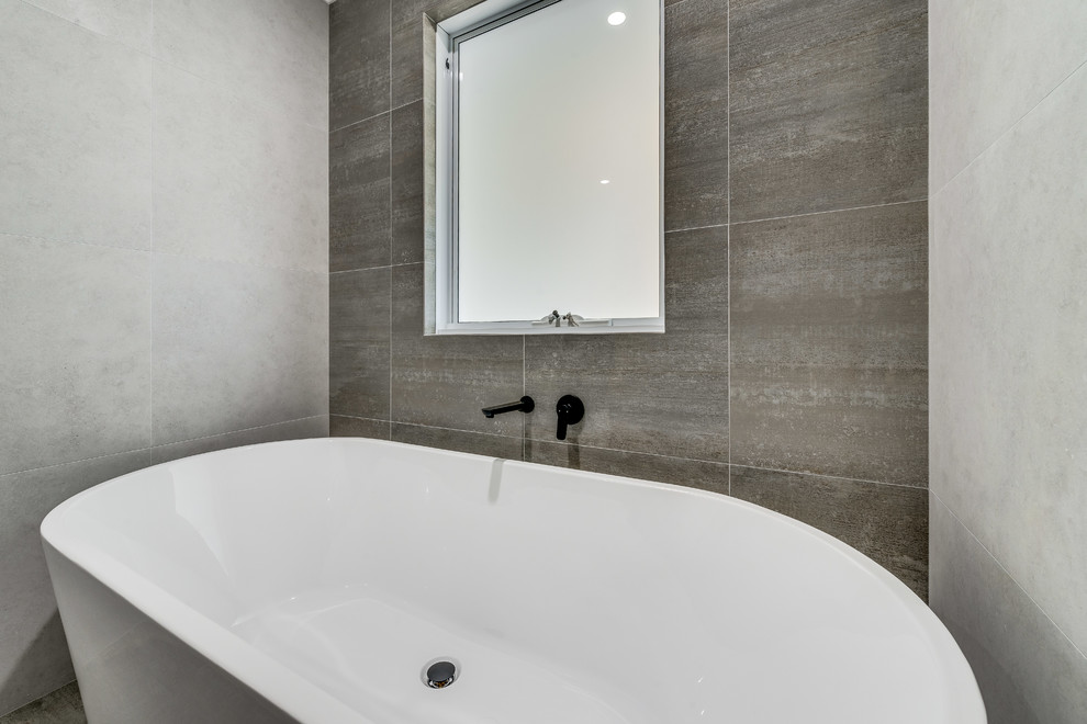 Exempel på ett stort modernt vit vitt en-suite badrum, med öppna hyllor, skåp i ljust trä, ett fristående badkar, en öppen dusch, flerfärgad kakel, porslinskakel, flerfärgade väggar, klinkergolv i porslin, ett undermonterad handfat, bänkskiva i akrylsten, beiget golv och med dusch som är öppen