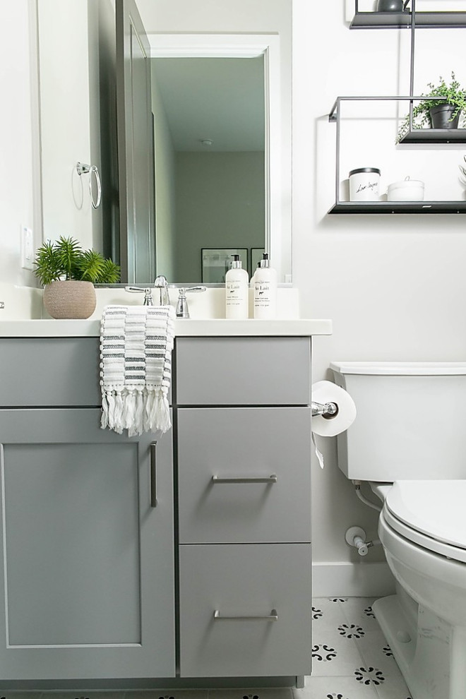 Idéer för att renovera ett litet funkis vit vitt badrum, med skåp i shakerstil, grå skåp, en toalettstol med separat cisternkåpa, grå väggar, klinkergolv i porslin, bänkskiva i kvarts och vitt golv
