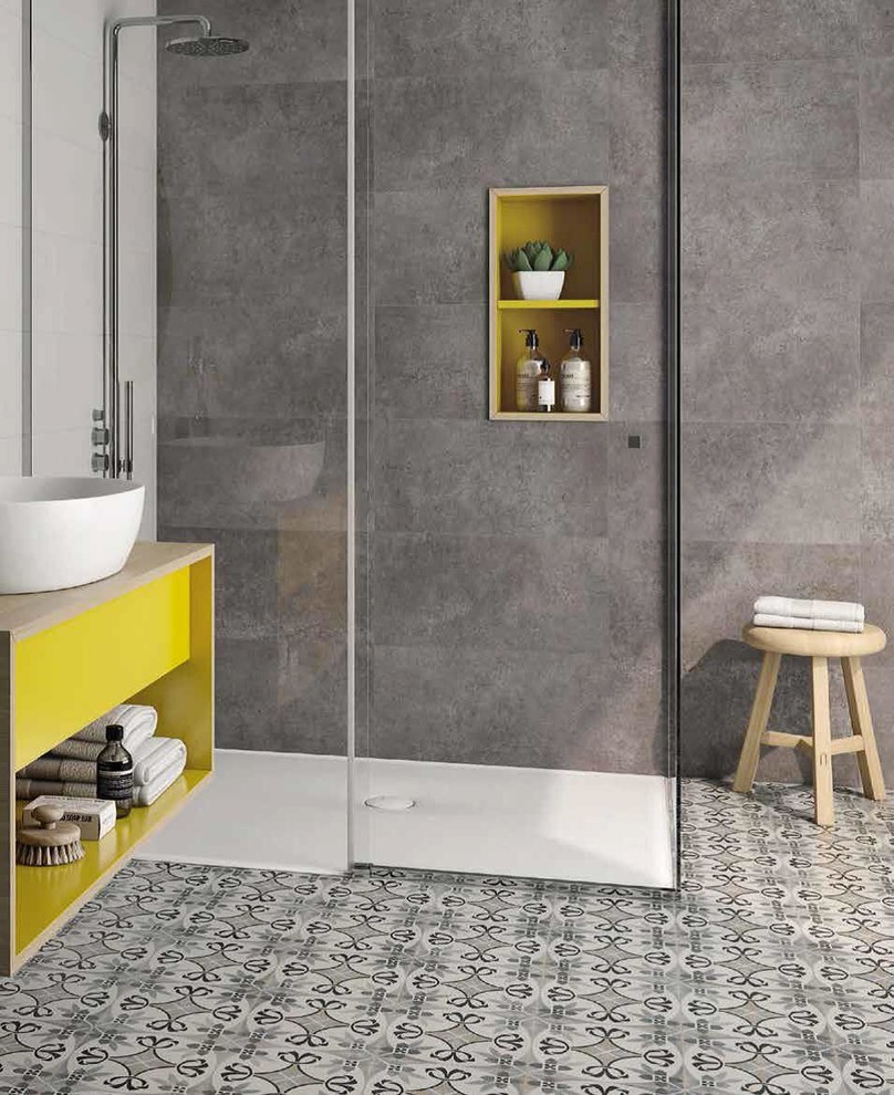 Свежая идея для дизайна: ванная комната в викторианском стиле с открытым душем, серой плиткой, керамогранитной плиткой, серыми стенами, полом из керамогранита, душевой кабиной, серым полом и открытым душем - отличное фото интерьера