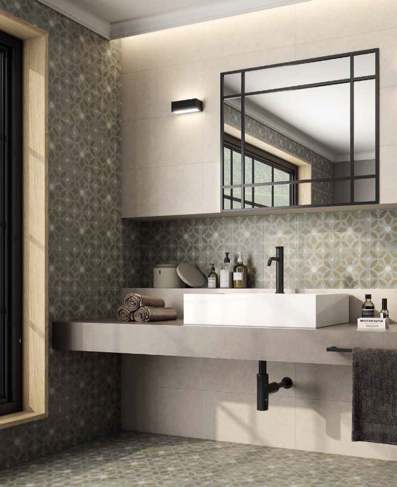 Modelo de cuarto de baño clásico con baldosas y/o azulejos verdes, baldosas y/o azulejos de porcelana, paredes verdes, suelo de baldosas de porcelana y suelo verde