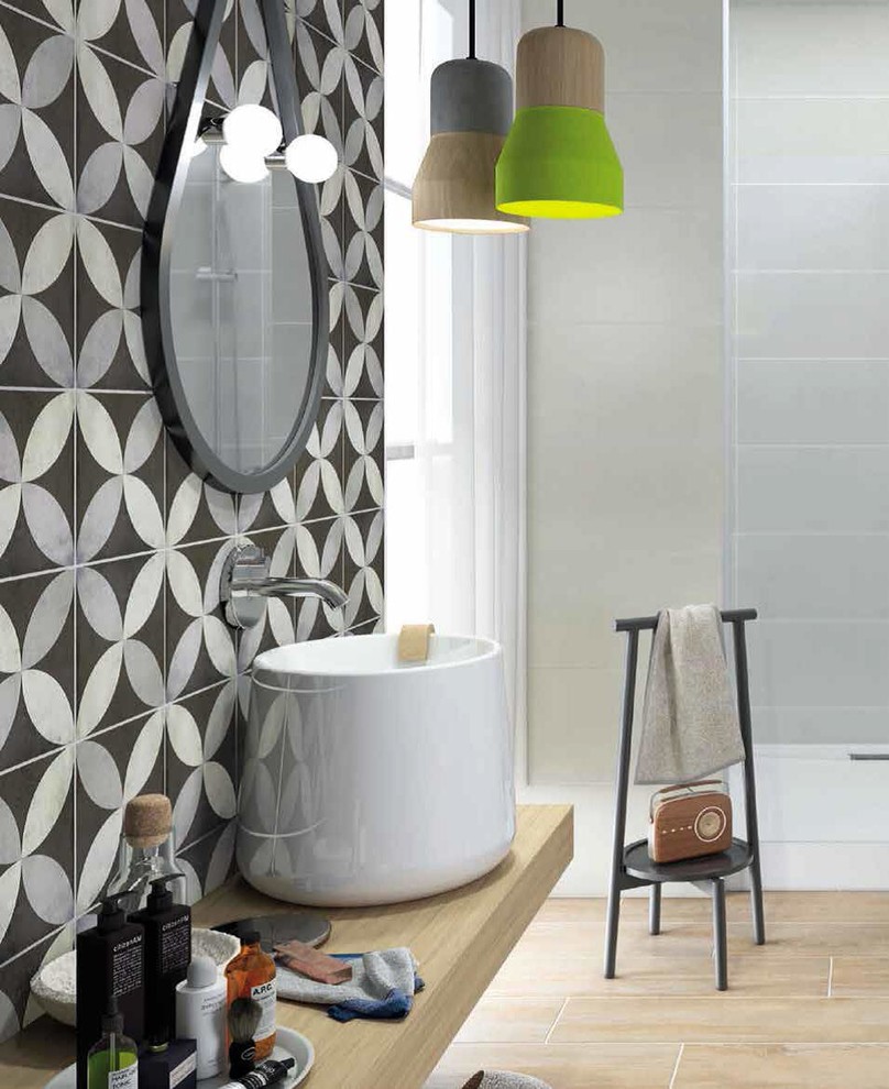 На фото: ванная комната в викторианском стиле с черно-белой плиткой и керамогранитной плиткой
