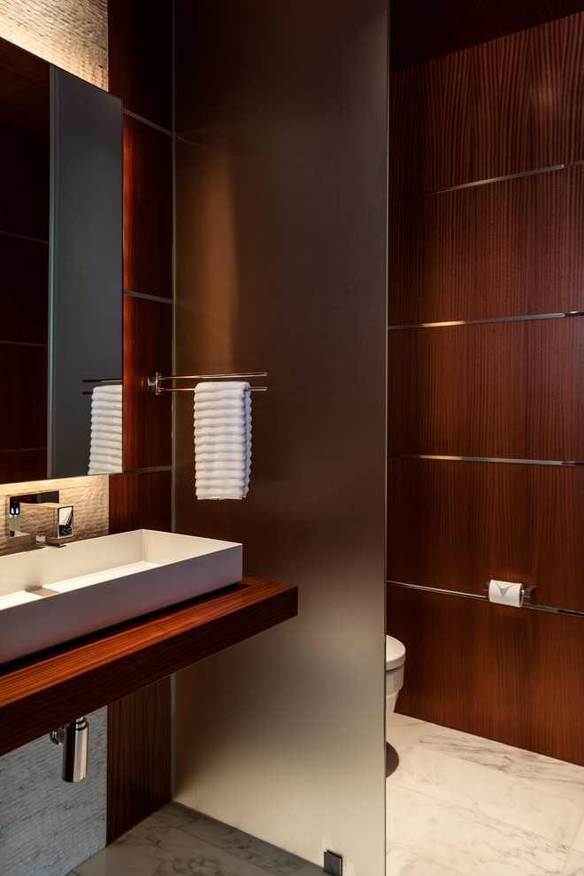 Стильный дизайн: ванная комната в современном стиле с настольной раковиной и столешницей из дерева - последний тренд