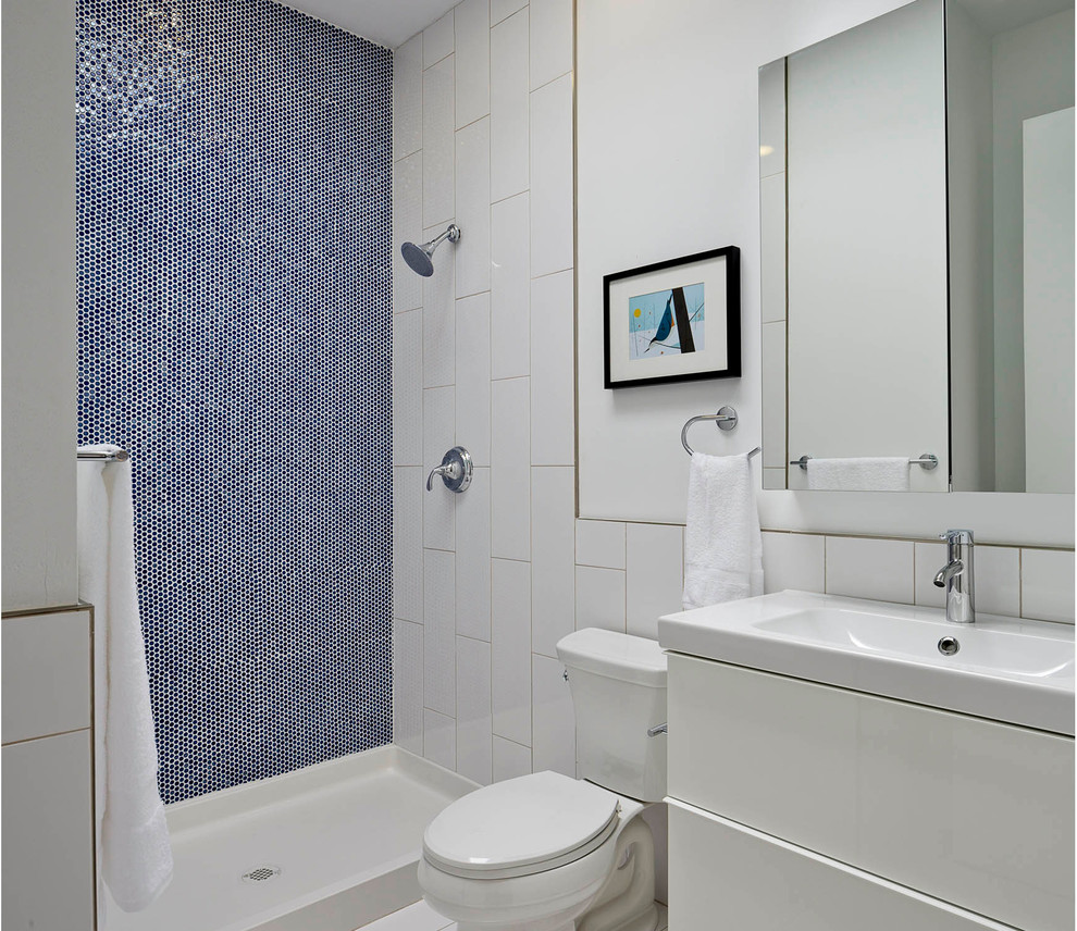 Ispirazione per una stanza da bagno contemporanea con ante lisce, ante bianche, doccia aperta, WC a due pezzi, piastrelle blu, piastrelle a mosaico, lavabo a consolle e doccia aperta
