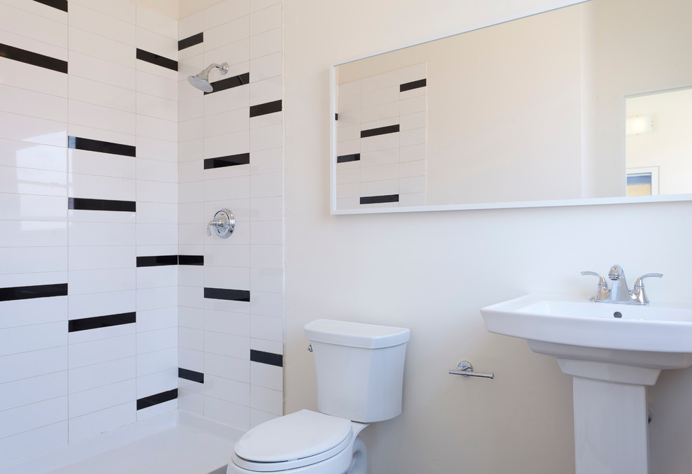 Esempio di una stanza da bagno design con lavabo a colonna