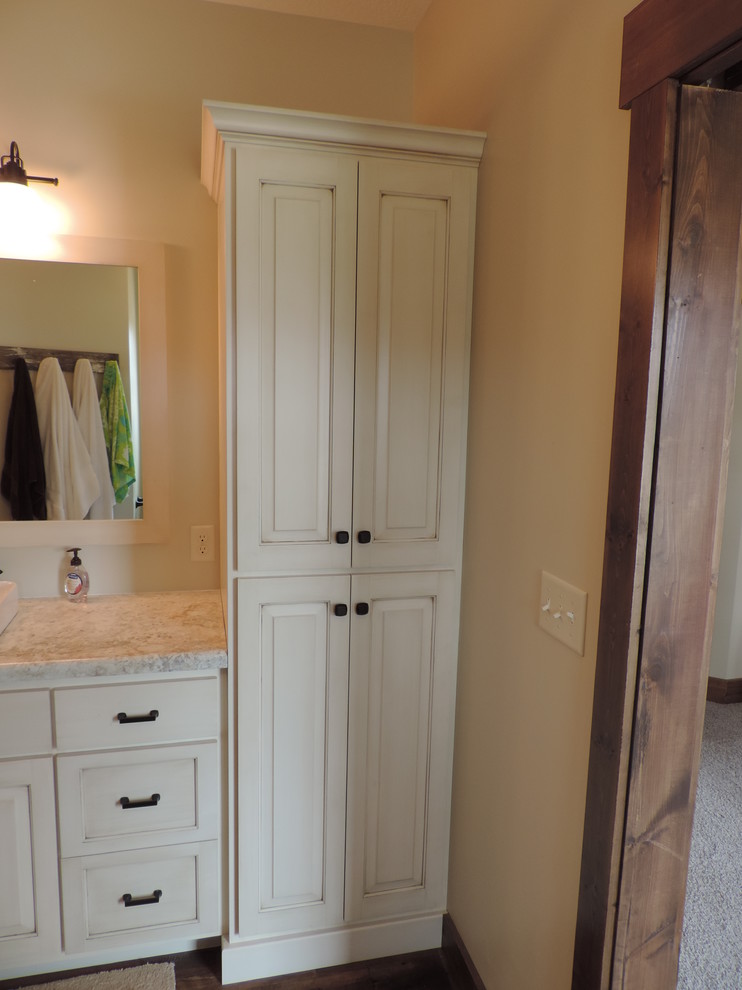 Foto de cuarto de baño principal rústico grande con armarios con paneles con relieve, puertas de armario blancas, paredes blancas, suelo de madera en tonos medios, lavabo sobreencimera y encimera de mármol