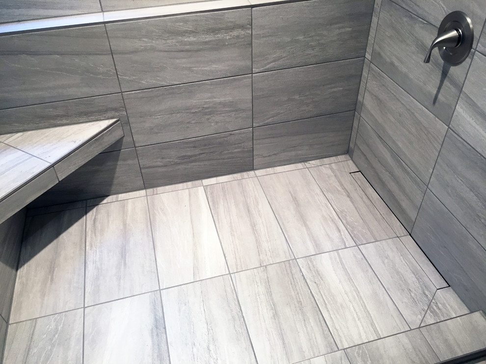 Example of a minimalist bathroom design in Other