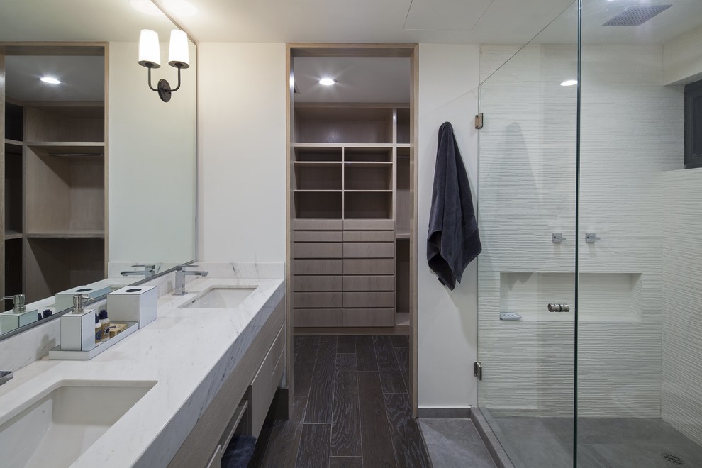 Idée de décoration pour une salle de bain minimaliste en bois clair de taille moyenne avec une douche ouverte, WC à poser, un carrelage blanc, des carreaux de porcelaine, un mur blanc, parquet foncé, un lavabo posé, un plan de toilette en marbre et un placard à porte plane.
