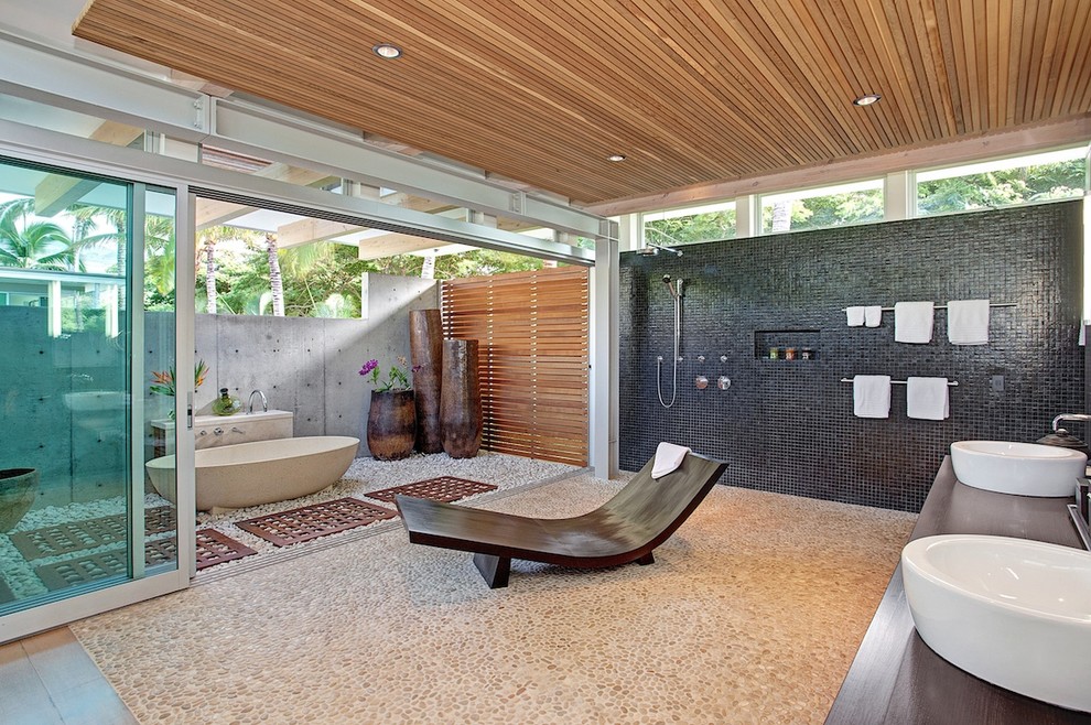 ハワイにあるコンテンポラリースタイルのおしゃれな浴室 (ベッセル式洗面器) の写真