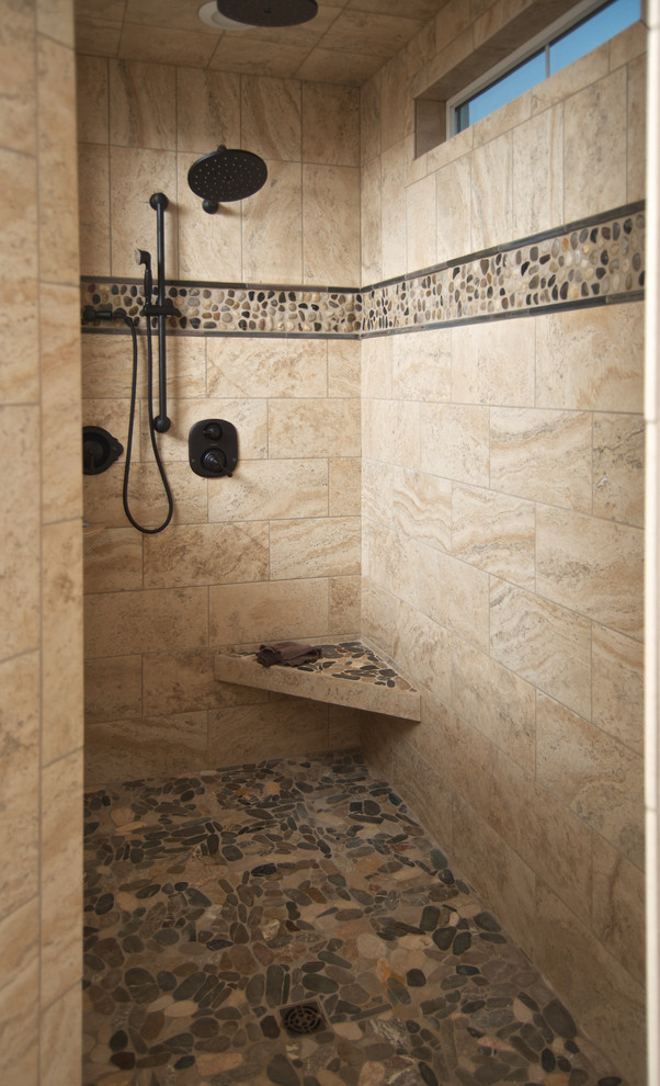 Foto på ett stort amerikanskt en-suite badrum, med en öppen dusch, flerfärgad kakel, kakel i småsten och klinkergolv i småsten