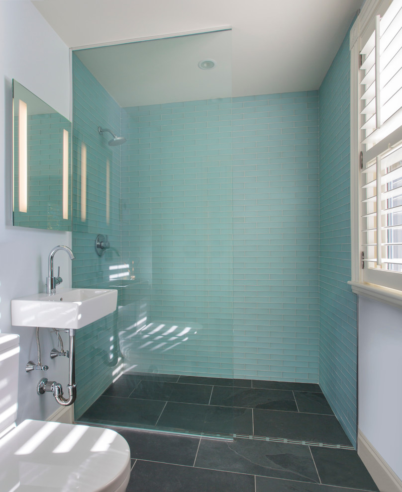 Ispirazione per una stanza da bagno classica con lavabo sospeso, doccia a filo pavimento, piastrelle blu, piastrelle diamantate, pareti bianche e pavimento in ardesia