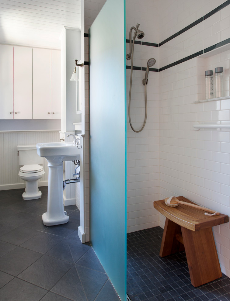 Diseño de cuarto de baño principal clásico renovado pequeño con lavabo con pedestal, ducha a ras de suelo, baldosas y/o azulejos grises, paredes blancas y suelo de baldosas de cerámica
