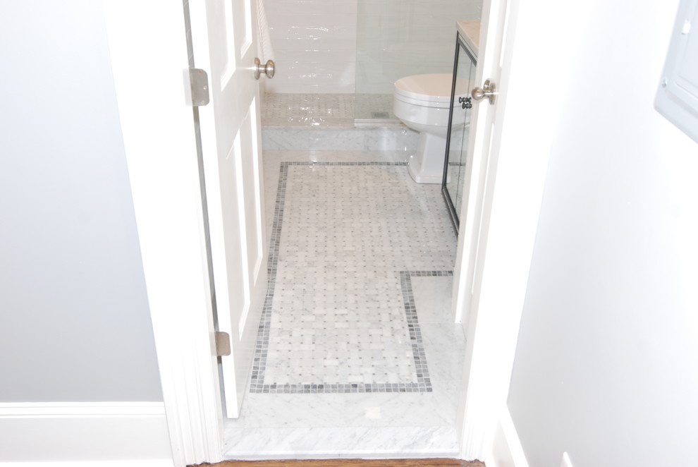 Idee per una stanza da bagno per bambini moderna con doccia ad angolo, WC monopezzo, piastrelle grigie, piastrelle in ceramica e pavimento con piastrelle in ceramica