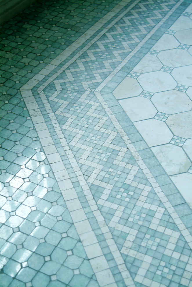 Réalisation d'une très grande salle de bain principale minimaliste avec des carreaux de céramique et un carrelage vert.