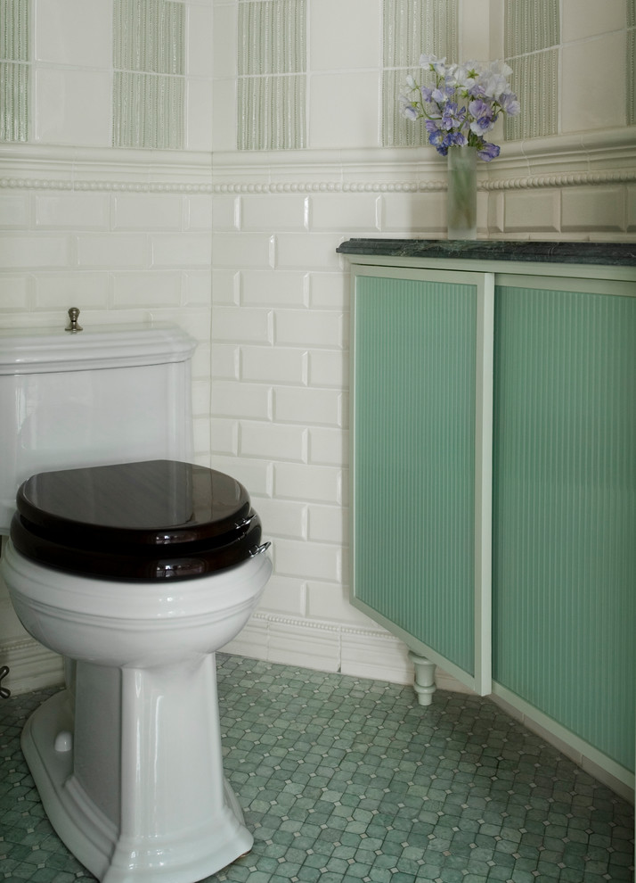 Пример оригинального дизайна: огромная главная ванная комната в стиле модернизм с консольной раковиной, мраморной столешницей, двойным душем, зеленой плиткой, керамической плиткой, зелеными стенами, полом из мозаичной плитки, стеклянными фасадами и зелеными фасадами