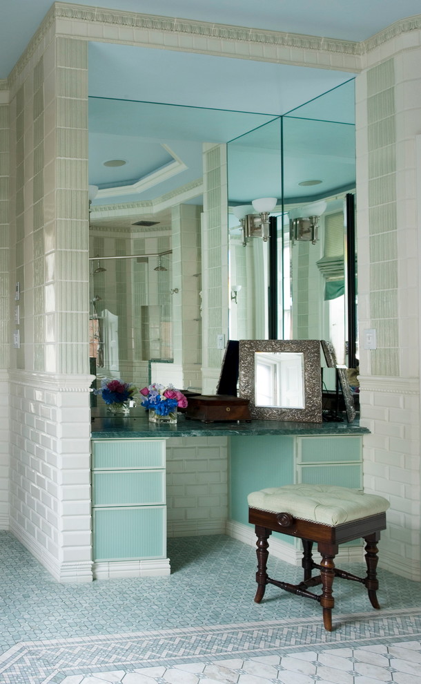 Idee per un'ampia stanza da bagno padronale moderna con lavabo a consolle, top in marmo, doccia doppia, piastrelle verdi, piastrelle in ceramica, pareti verdi, pavimento con piastrelle a mosaico, ante di vetro e ante blu