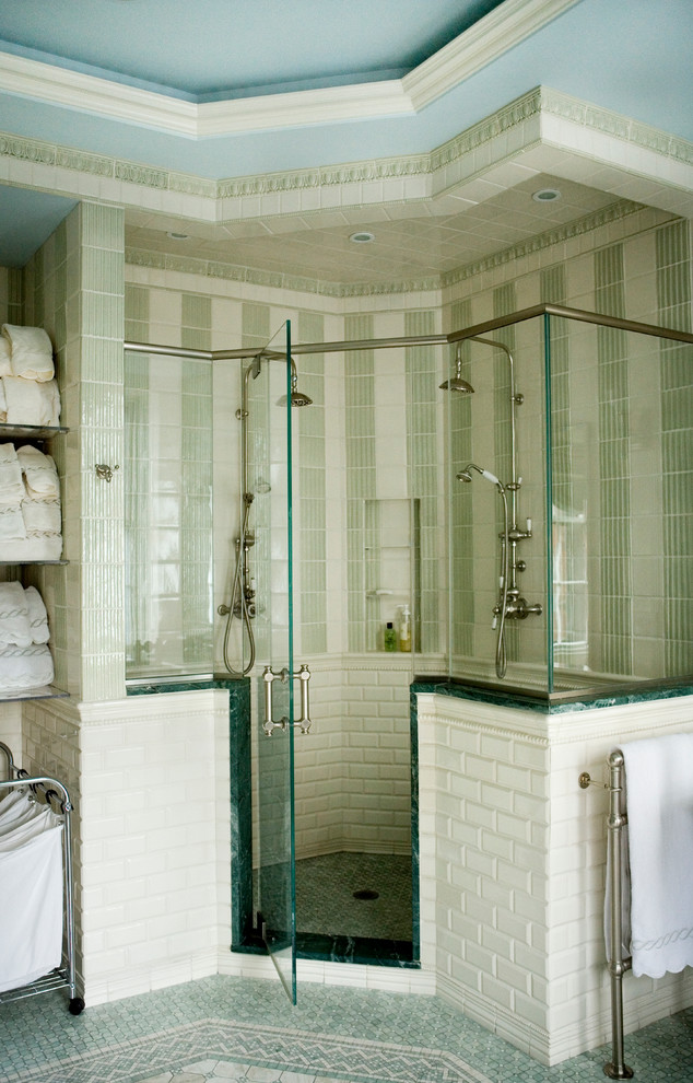 Стильный дизайн: огромная главная ванная комната в стиле модернизм с консольной раковиной, мраморной столешницей, двойным душем, зеленой плиткой, керамической плиткой, зелеными стенами и полом из мозаичной плитки - последний тренд