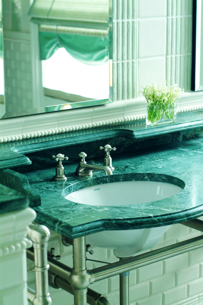 Идея дизайна: огромная главная ванная комната в стиле модернизм с консольной раковиной, мраморной столешницей, керамической плиткой, зелеными стенами и полом из мозаичной плитки