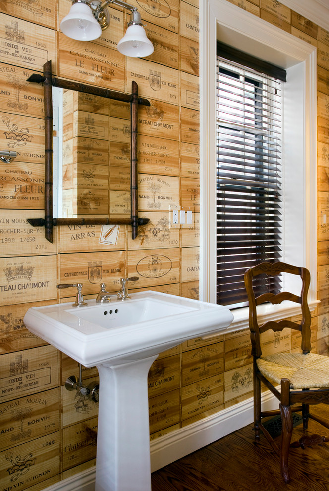 На фото: ванная комната в стиле фьюжн с раковиной с пьедесталом с