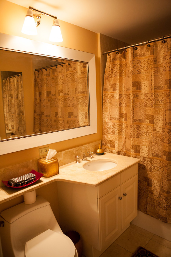 Idéer för små funkis badrum med dusch, med luckor med upphöjd panel, vita skåp, ett badkar i en alkov, en dusch/badkar-kombination, keramikplattor, beige väggar, klinkergolv i keramik och ett undermonterad handfat