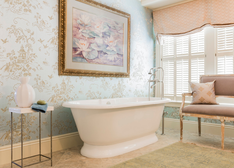 Idee per una stanza da bagno chic di medie dimensioni con vasca freestanding, pareti blu e pavimento con piastrelle in ceramica