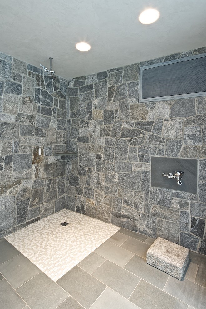 Klassisches Badezimmer mit offener Dusche, grauen Fliesen, Steinfliesen, offener Dusche und Steinwänden in Boston