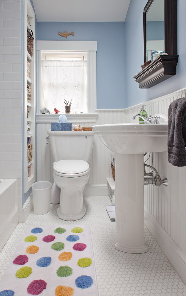 Ejemplo de cuarto de baño infantil tradicional pequeño con lavabo con pedestal, baldosas y/o azulejos blancos, baldosas y/o azulejos de cerámica y suelo con mosaicos de baldosas