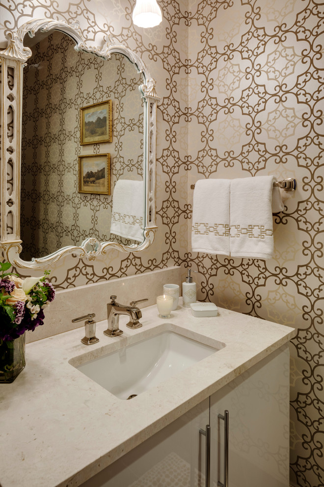 Immagine di una piccola stanza da bagno con doccia tradizionale con ante lisce, ante bianche, piastrelle bianche, pareti multicolore, lavabo sottopiano e top in marmo