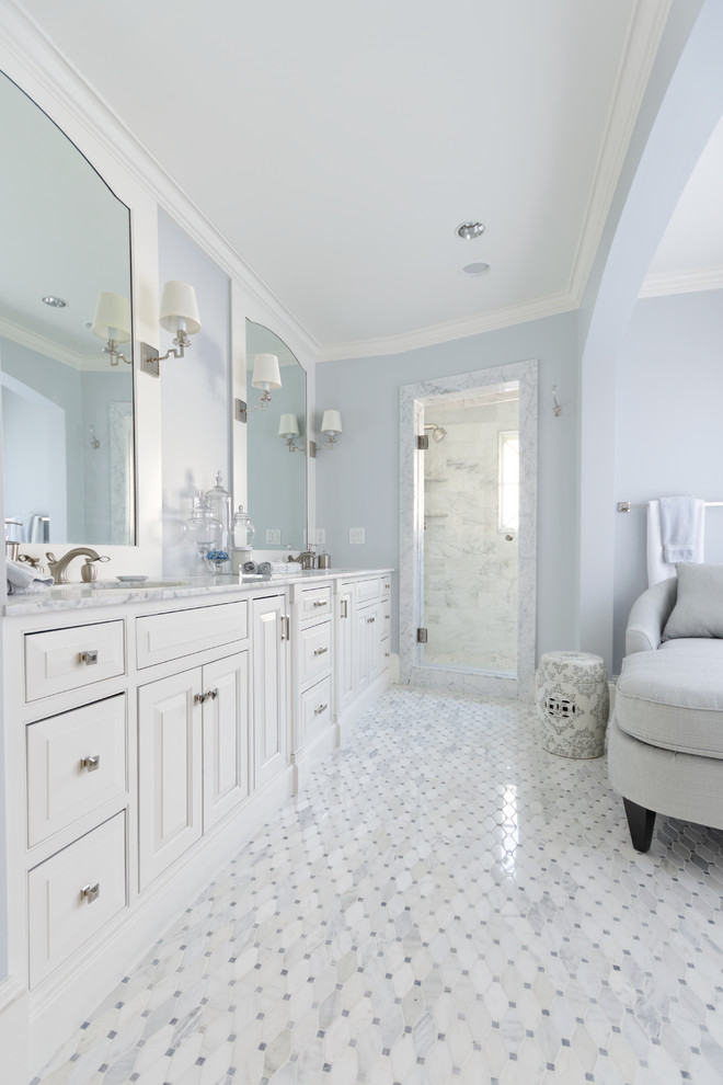 Inspiration för ett mellanstort vintage en-suite badrum, med luckor med upphöjd panel, vita skåp och marmorbänkskiva