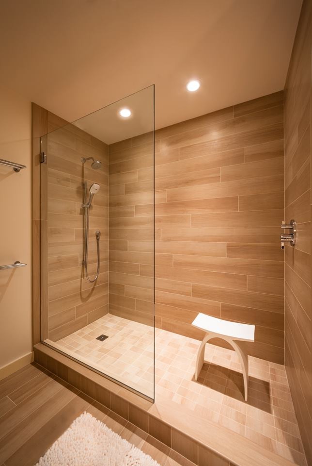 Mittelgroßes Badezimmer En Suite mit Eckdusche, beigen Fliesen, beiger Wandfarbe und hellem Holzboden in Boston