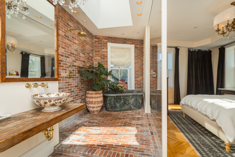 Exempel på ett lantligt brun brunt badrum med dusch, med ett fristående badkar, en kantlös dusch, vita väggar, tegelgolv, ett fristående handfat, träbänkskiva, brunt golv och med dusch som är öppen