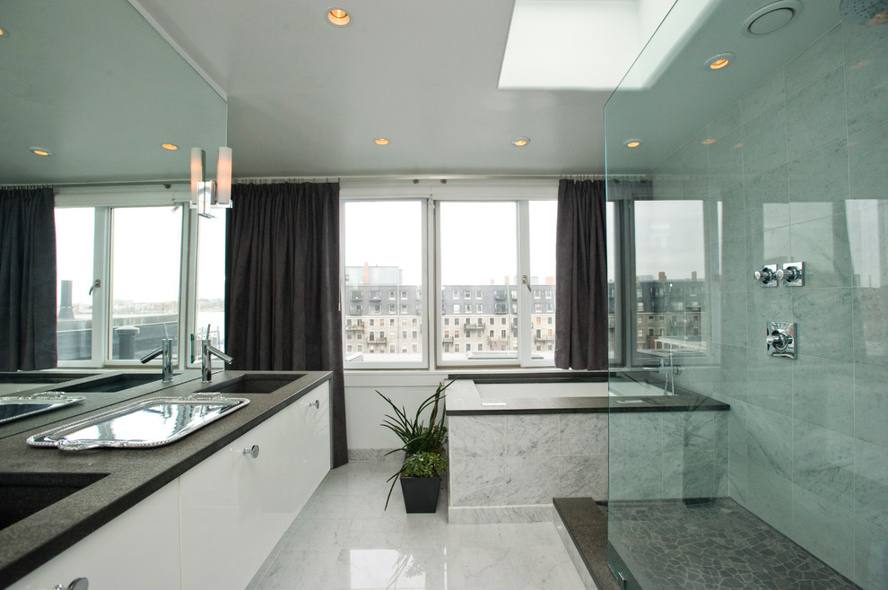 На фото: ванная комната в современном стиле с плоскими фасадами, белыми фасадами, открытым душем и открытым душем с
