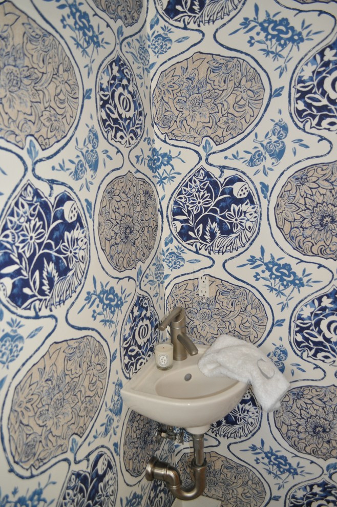 Kleine Klassische Gästetoilette mit Toilette mit Aufsatzspülkasten, blauer Wandfarbe, Keramikboden, Wandwaschbecken und beigem Boden in Boston