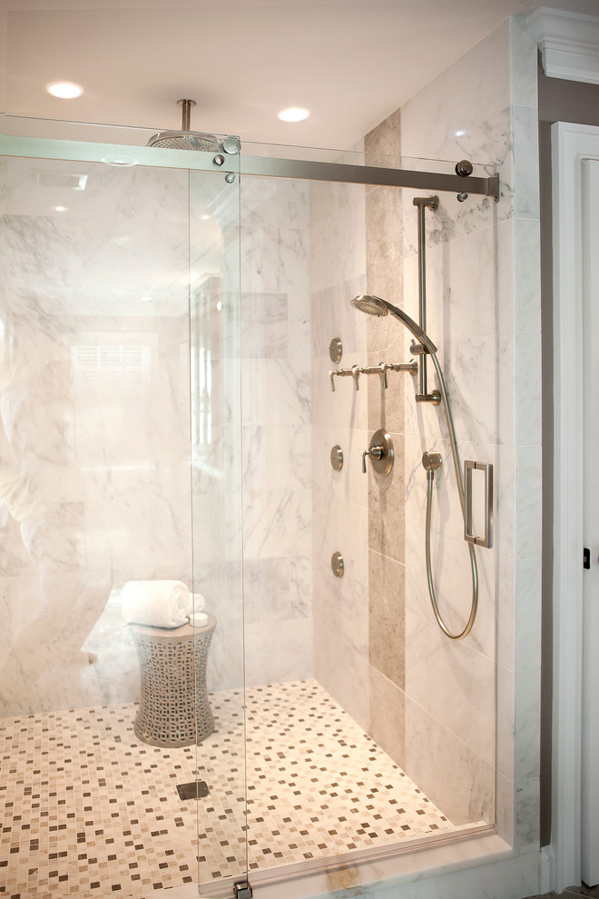 Cette photo montre une douche en alcôve chic avec une baignoire indépendante, WC à poser, un carrelage blanc et un carrelage de pierre.