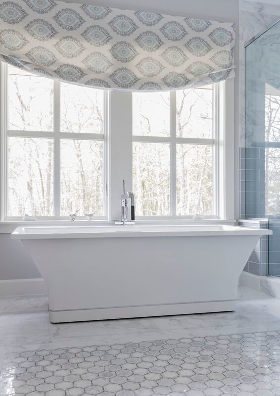 Foto di una stanza da bagno stile marinaro con piastrelle in pietra e pavimento in marmo