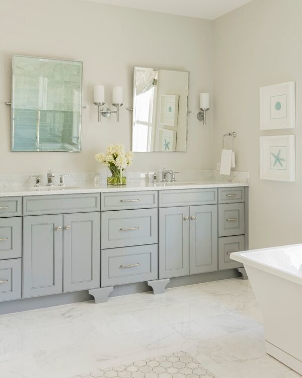 Modelo de cuarto de baño marinero con baldosas y/o azulejos de piedra y suelo de mármol