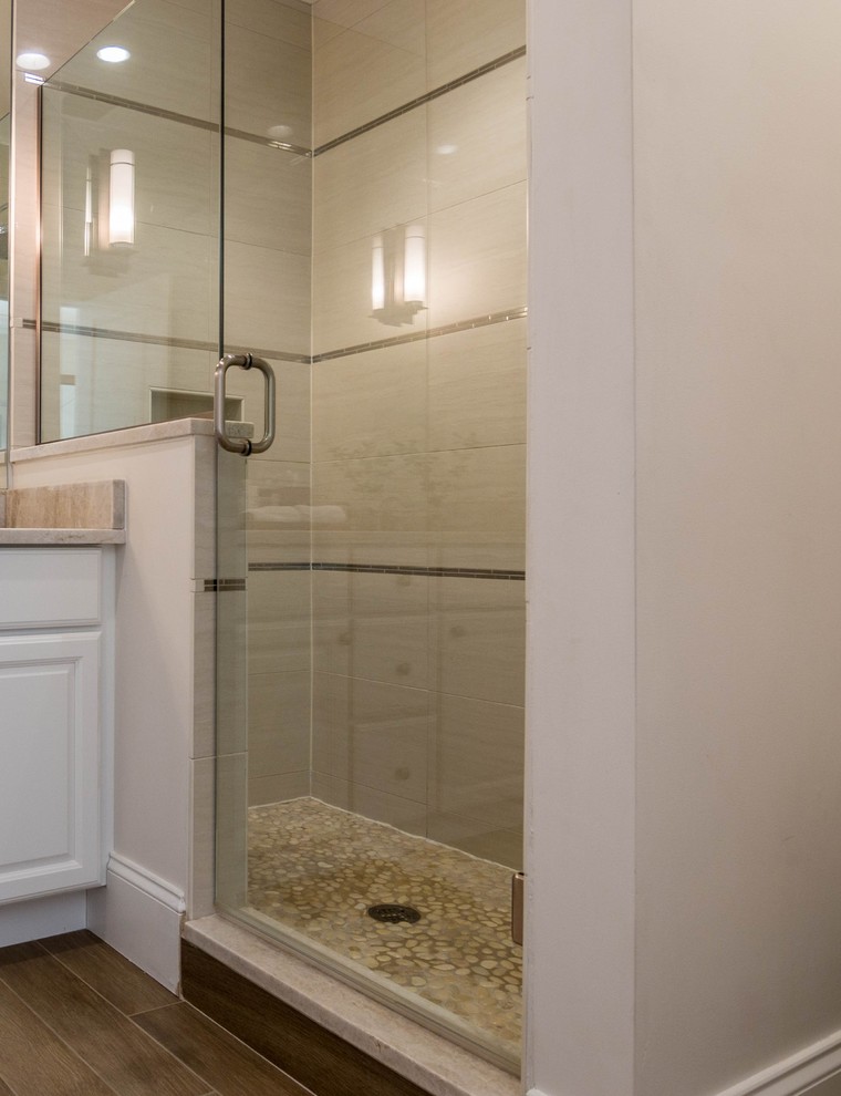 Идея дизайна: маленькая главная ванная комната в стиле неоклассика (современная классика) с белыми фасадами, угловым душем, галечной плиткой, серыми стенами, полом из керамогранита и столешницей из кварцита для на участке и в саду