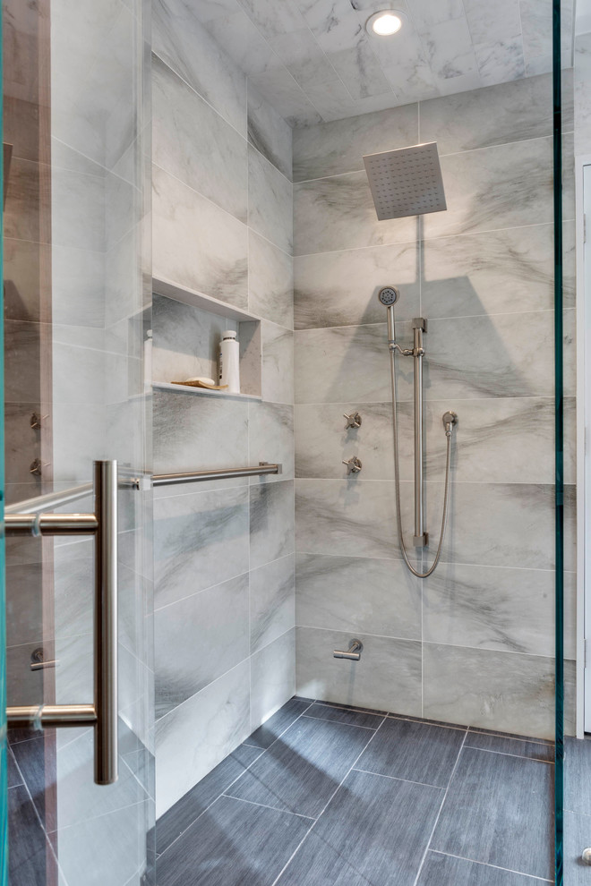 Пример оригинального дизайна: ванная комната в современном стиле с душем в нише