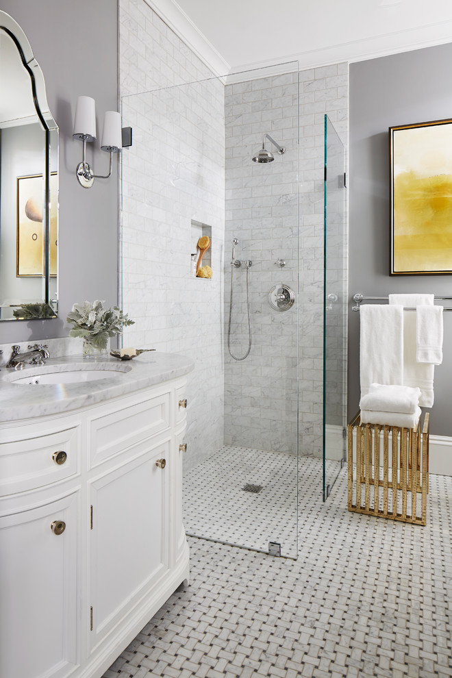 Стильный дизайн: ванная комната в классическом стиле с белыми фасадами, душем без бортиков, серой плиткой, плиткой кабанчик, серыми стенами, врезной раковиной, разноцветным полом, открытым душем, серой столешницей и фасадами с утопленной филенкой - последний тренд