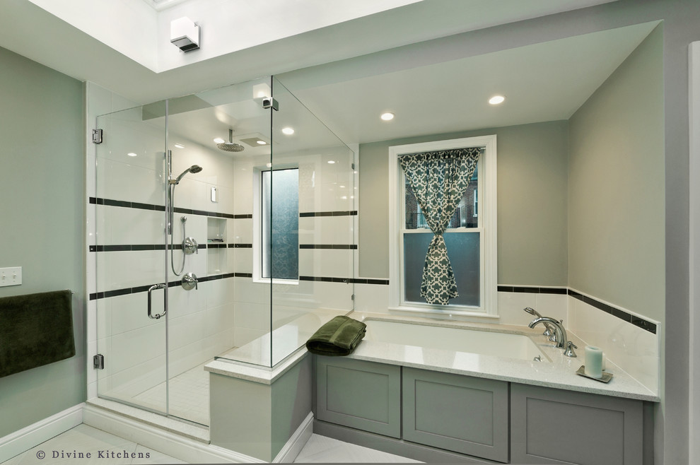 Foto di una grande stanza da bagno padronale classica con lavabo sottopiano, ante con bugna sagomata, ante grigie, vasca ad angolo, doccia ad angolo, piastrelle beige e pareti grigie