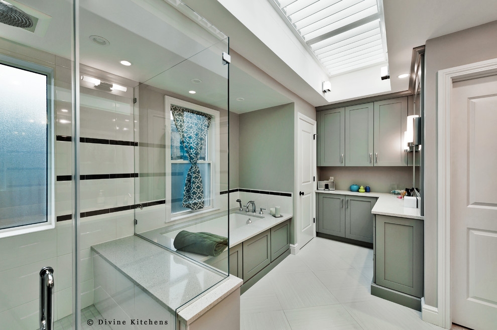 Пример оригинального дизайна: большая главная ванная комната в классическом стиле с врезной раковиной, фасадами с выступающей филенкой, серыми фасадами, угловой ванной, угловым душем, бежевой плиткой и серыми стенами