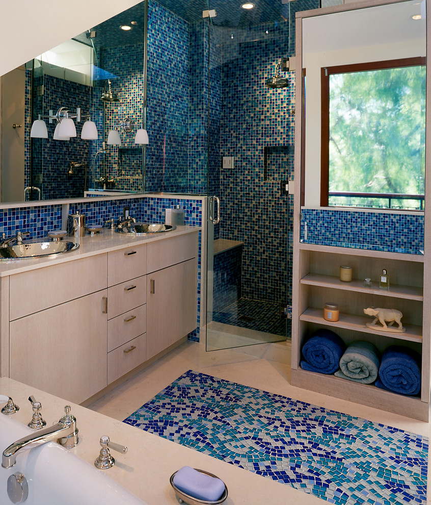 Идея дизайна: главная ванная комната среднего размера в стиле модернизм с накладной раковиной, накладной ванной, угловым душем, унитазом-моноблоком, плоскими фасадами, светлыми деревянными фасадами, мраморной столешницей, синей плиткой, белыми стенами и мраморным полом