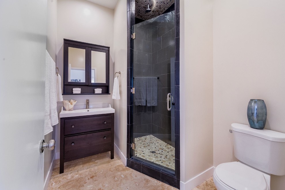 Immagine di una stanza da bagno padronale contemporanea di medie dimensioni con ante in legno bruno, top in quarzo composito e pavimento con piastrelle in ceramica