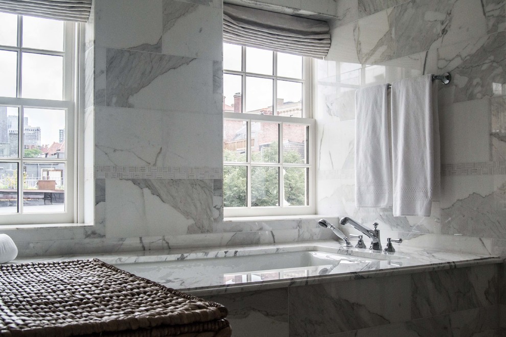 Exempel på ett mellanstort klassiskt en-suite badrum, med luckor med infälld panel, ett platsbyggt badkar och stenkakel