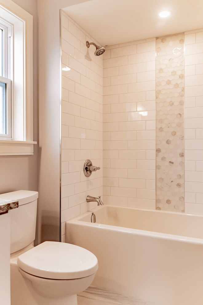 Idee per una stanza da bagno classica di medie dimensioni con vasca ad alcova, vasca/doccia, piastrelle bianche, piastrelle diamantate, pareti grigie, pavimento con piastrelle in ceramica, pavimento grigio, doccia con tenda e top grigio