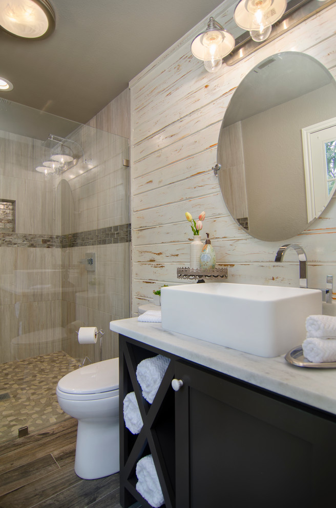 Inspiration för lantliga badrum, med en öppen dusch, grå kakel och flerfärgade väggar