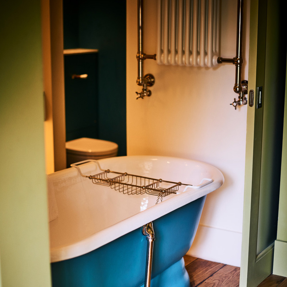 Kleines Badezimmer En Suite mit freistehender Badewanne, offener Dusche, Toilette mit Aufsatzspülkasten, weißer Wandfarbe, braunem Holzboden, Einbauwaschbecken und braunem Boden in Sussex